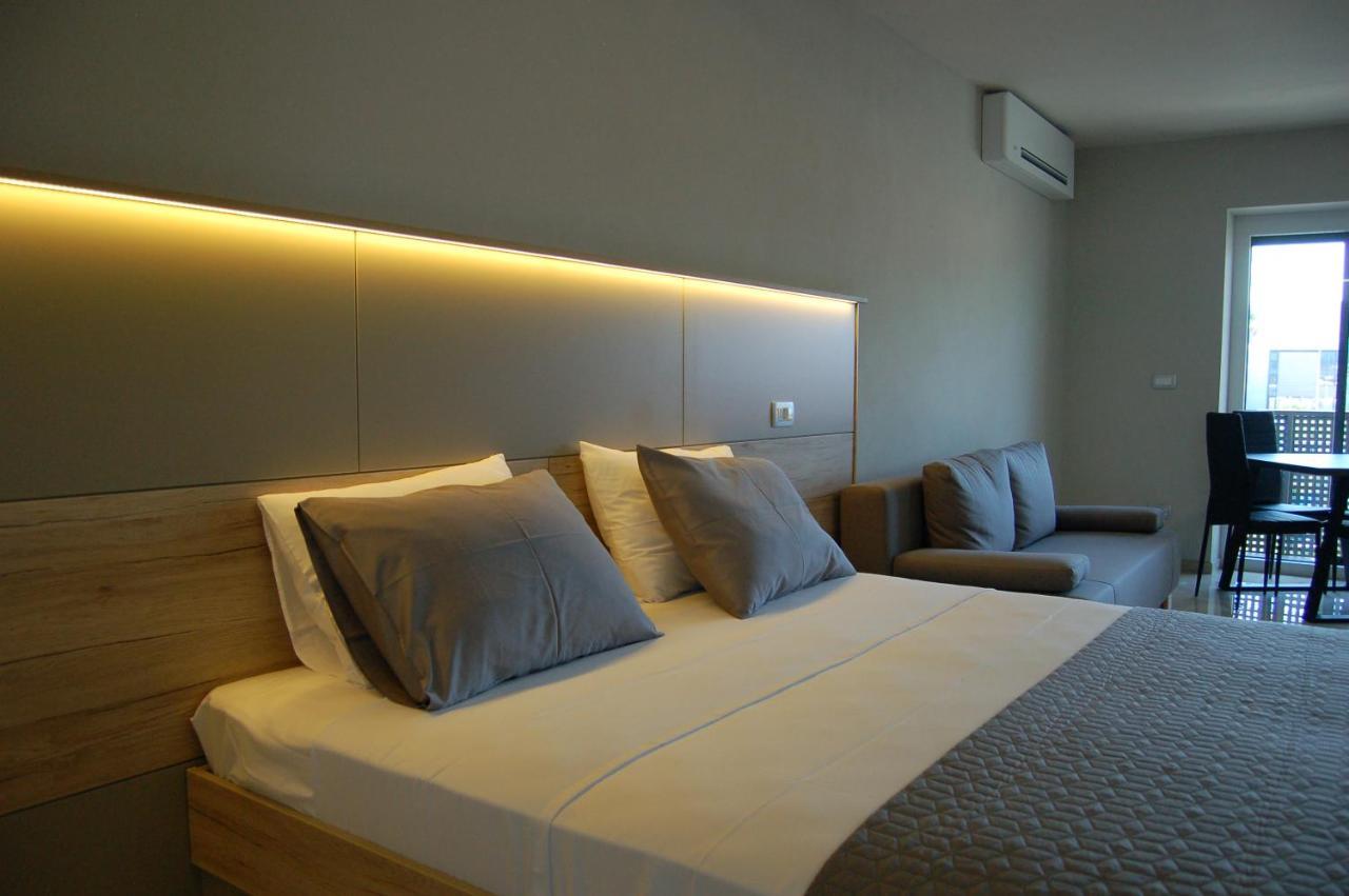 Rooms And Apartments Lisjak Koper Bagian luar foto
