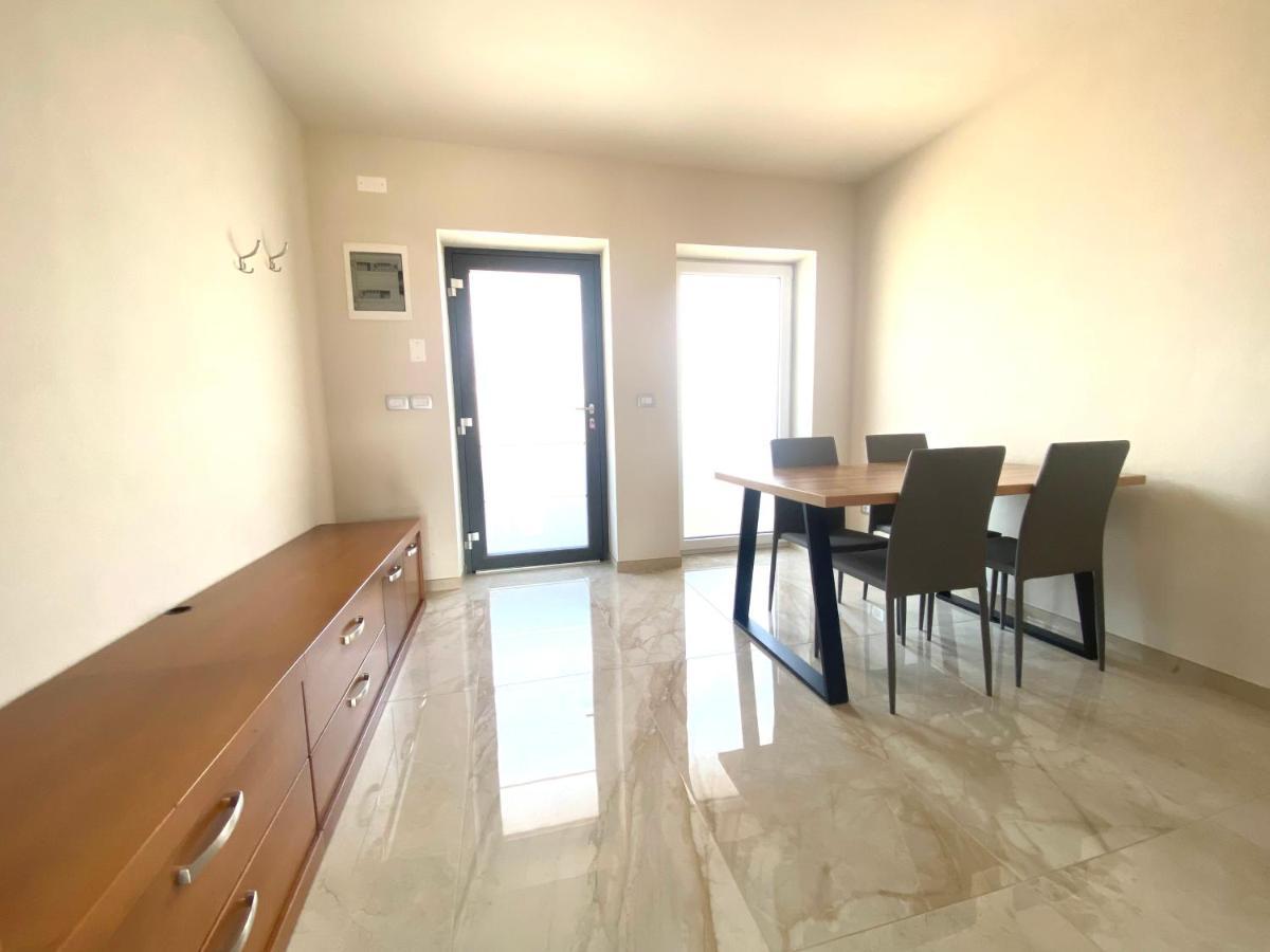 Rooms And Apartments Lisjak Koper Bagian luar foto