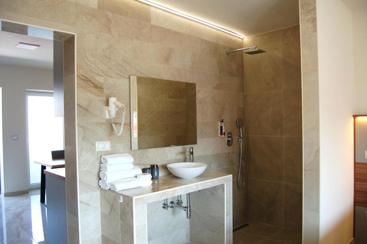 Rooms And Apartments Lisjak Koper Bagian luar foto