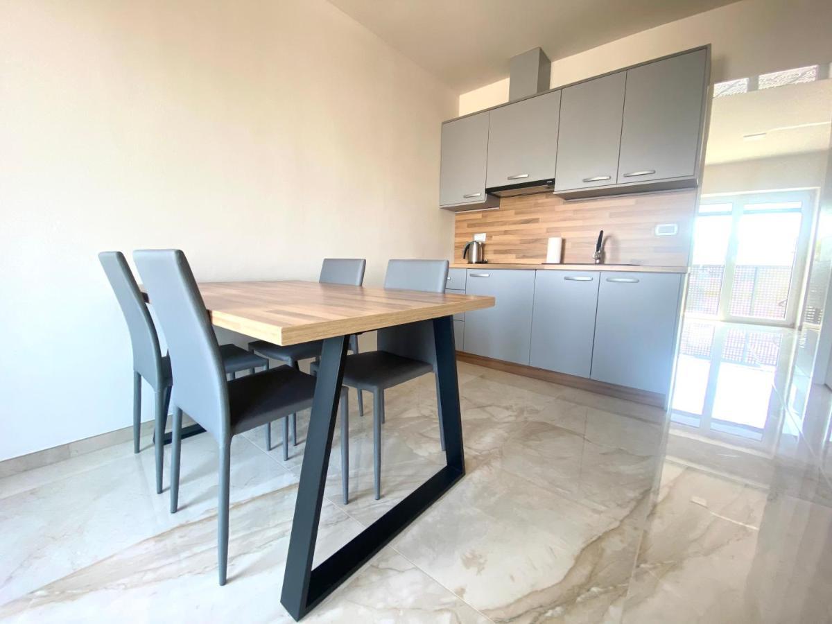 Rooms And Apartments Lisjak Koper Bagian luar foto
