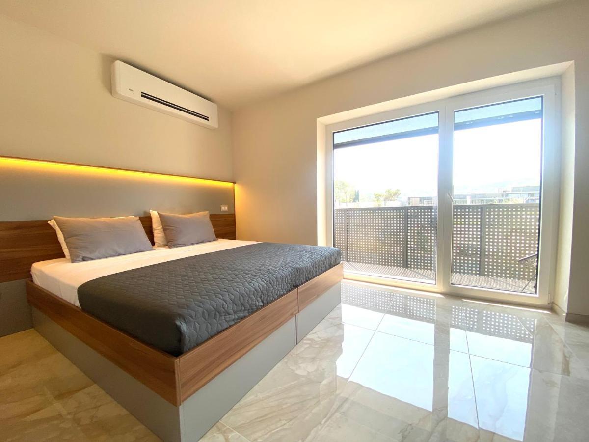 Rooms And Apartments Lisjak Koper Bagian luar foto